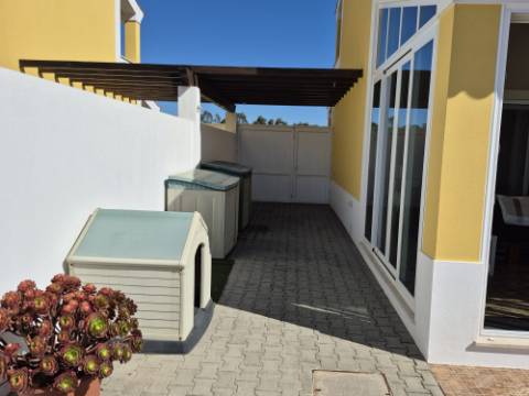MORADIA T3 COM PISCINA EM CONDOMINIO FECHADO - ALFEIZERÃO