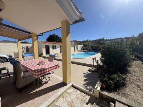 MORADIA DE ARQUITETURA TRADICIONAL PORTUGUESA COM PISCINA PRIVADA - PRÓXIMA DE SÃO MARTINHO DO PORTO