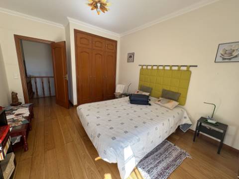 MORADIA DE ARQUITETURA TRADICIONAL PORTUGUESA COM PISCINA PRIVADA - PRÓXIMA DE SÃO MARTINHO DO PORTO