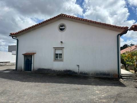 MORADIA TEA ISOLADA DE ARQUITETURA TRADICIONAL PORTUGUESA - FANHAIS, NAZARÉ