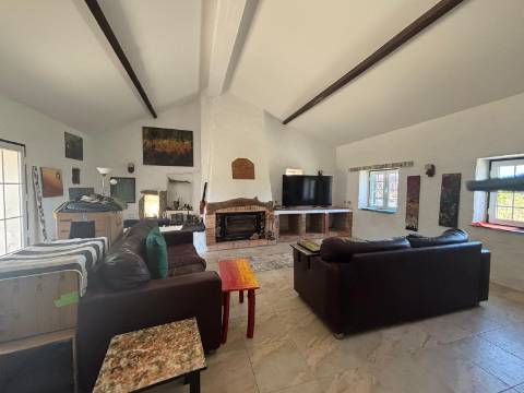 MORADIA RENOVADA DE 5 QUARTOS, PISCINA E JARDIM