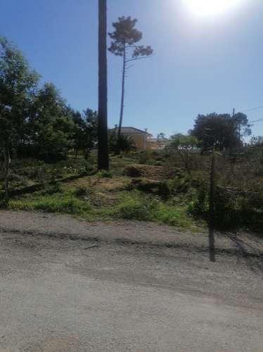 Terreno urbano com 3977 m2 na Aroeira, Charneca de Caparica.