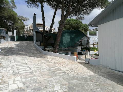 Moradia terrea-T2, encerida em 3 Terrenos na Courela do Pinhal com vista para Oceano Atlântico