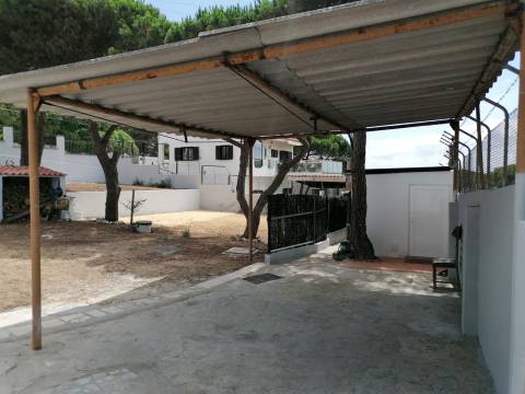 Moradia terrea-T2, encerida em 3 Terrenos na Courela do Pinhal com vista para Oceano Atlântico