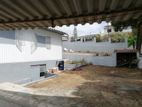 Moradia terrea-T2, encerida em 3 Terrenos na Courela do Pinhal com vista para Oceano Atlântico