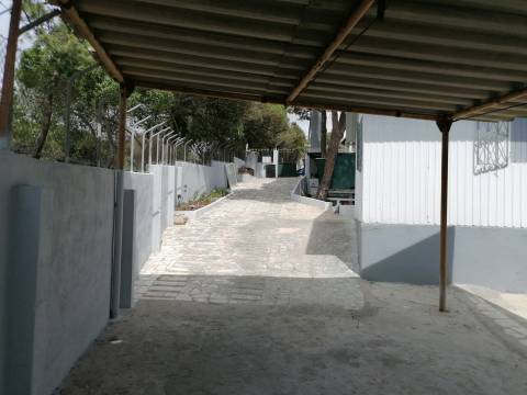 Moradia terrea-T2, encerida em 3 Terrenos na Courela do Pinhal com vista para Oceano Atlântico