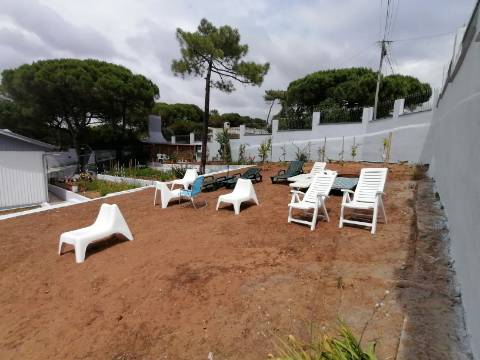 Moradia terrea-T2, encerida em 3 Terrenos na Courela do Pinhal com vista para Oceano Atlântico