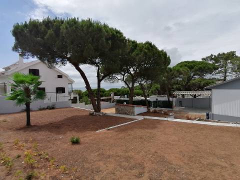 Moradia terrea-T2, encerida em 3 Terrenos na Courela do Pinhal com vista para Oceano Atlântico