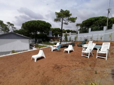 Moradia terrea-T2, encerida em 3 Terrenos na Courela do Pinhal com vista para Oceano Atlântico