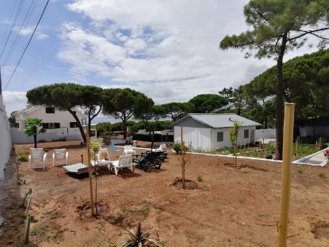 Moradia terrea-T2, encerida em 3 Terrenos na Courela do Pinhal com vista para Oceano Atlântico