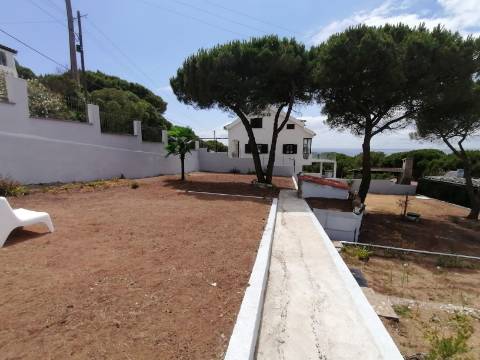 Moradia terrea-T2, encerida em 3 Terrenos na Courela do Pinhal com vista para Oceano Atlântico