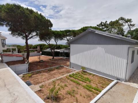 Moradia terrea-T2, encerida em 3 Terrenos na Courela do Pinhal com vista para Oceano Atlântico