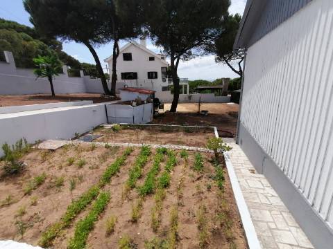 Moradia terrea-T2, encerida em 3 Terrenos na Courela do Pinhal com vista para Oceano Atlântico