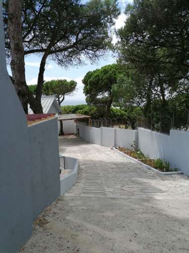 Moradia terrea-T2, encerida em 3 Terrenos na Courela do Pinhal com vista para Oceano Atlântico