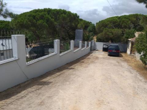 Moradia terrea-T2, encerida em 3 Terrenos na Courela do Pinhal com vista para Oceano Atlântico