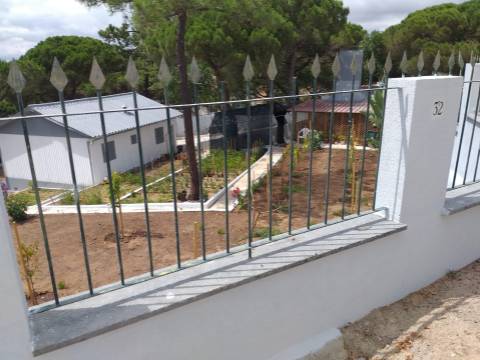 Moradia terrea-T2, encerida em 3 Terrenos na Courela do Pinhal com vista para Oceano Atlântico