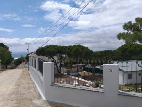 Moradia terrea-T2, encerida em 3 Terrenos na Courela do Pinhal com vista para Oceano Atlântico
