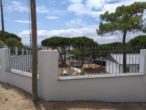 Moradia terrea-T2, encerida em 3 Terrenos na Courela do Pinhal com vista para Oceano Atlântico