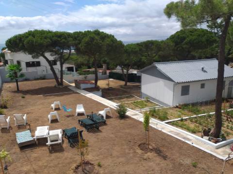 Moradia terrea-T2, encerida em 3 Terrenos na Courela do Pinhal com vista para Oceano Atlântico