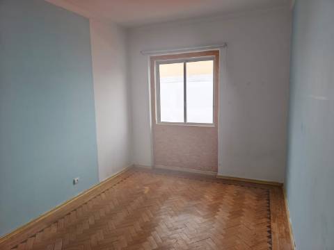 Apartamento T2 em Almada, Totalmente remodelado