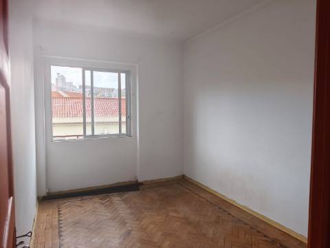 Apartamento T2 em Almada, Totalmente remodelado