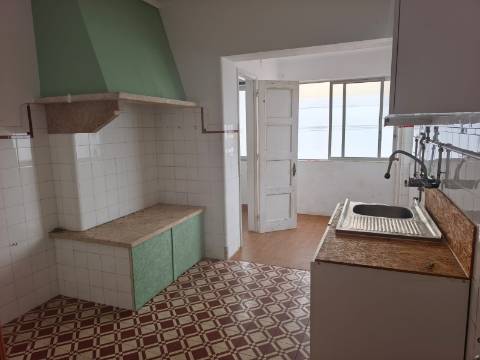 Apartamento T2 em Almada, Totalmente remodelado