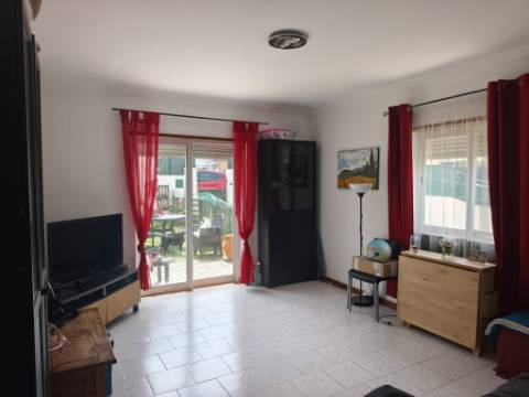 Vende-se andar de moradia bi-familiar - Rés do Chão em São Domingos de Rana, Cascais