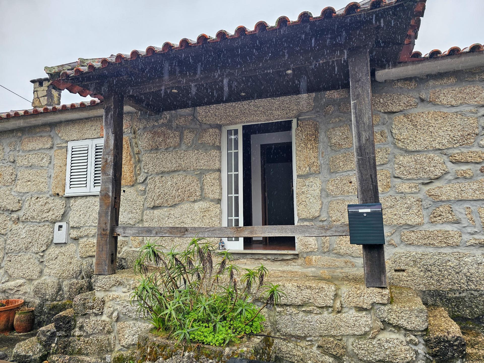 Moradia T2 em pedra para arrendamento em Alvite, Cabeceiras de Basto