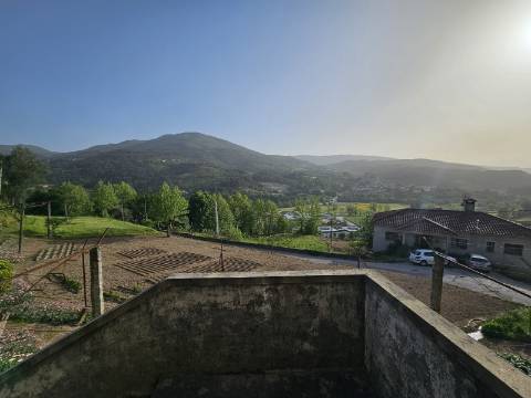 Moradia T4, em pedra, com terreno de 2.366 m² e Espigueiro datado de 1933 - Cerva, Ribeira de Pena