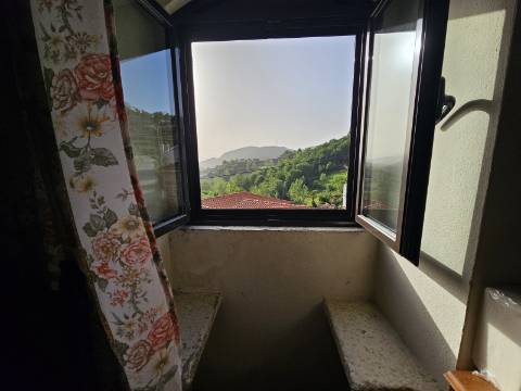 Moradia T4, em pedra, com terreno de 2.366 m² e Espigueiro datado de 1933 - Cerva, Ribeira de Pena