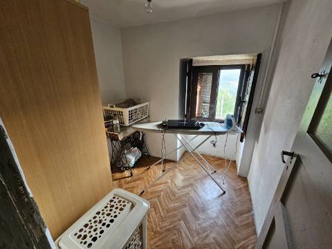 Moradia T4, em pedra, com terreno de 2.366 m² e Espigueiro datado de 1933 - Cerva, Ribeira de Pena