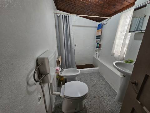 Moradia T4, em pedra, com terreno de 2.366 m² e Espigueiro datado de 1933 - Cerva, Ribeira de Pena