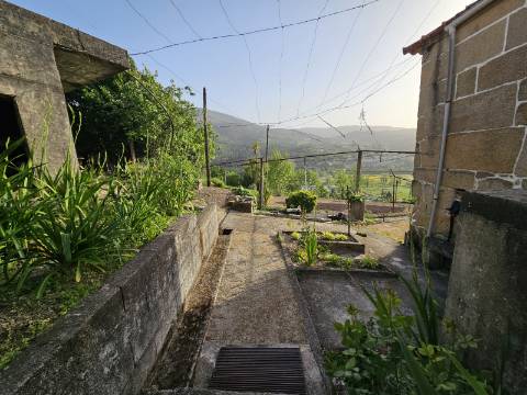 Moradia T4, em pedra, com terreno de 2.366 m² e Espigueiro datado de 1933 - Cerva, Ribeira de Pena