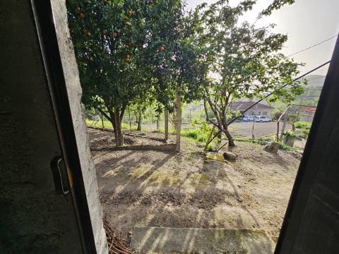 Moradia T4, em pedra, com terreno de 2.366 m² e Espigueiro datado de 1933 - Cerva, Ribeira de Pena