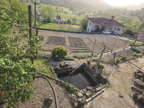 Moradia T4, em pedra, com terreno de 2.366 m² e Espigueiro datado de 1933 - Cerva, Ribeira de Pena