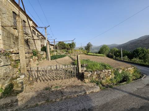 Moradia T4, em pedra, com terreno de 2.366 m² e Espigueiro datado de 1933 - Cerva, Ribeira de Pena