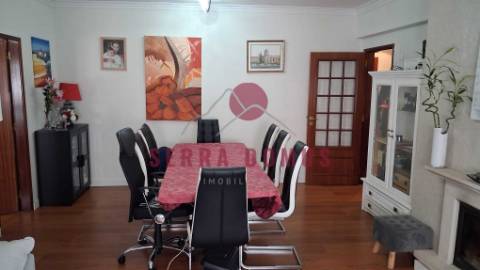 Espaçoso T3 com 123m² na Urbanização de Vale Flores