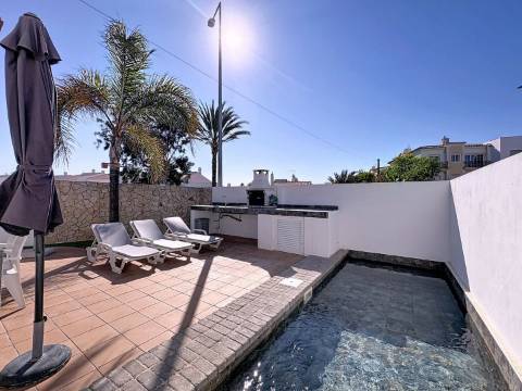 Moradia V2 com piscina e a curta distância a pé da praia em Albufeira