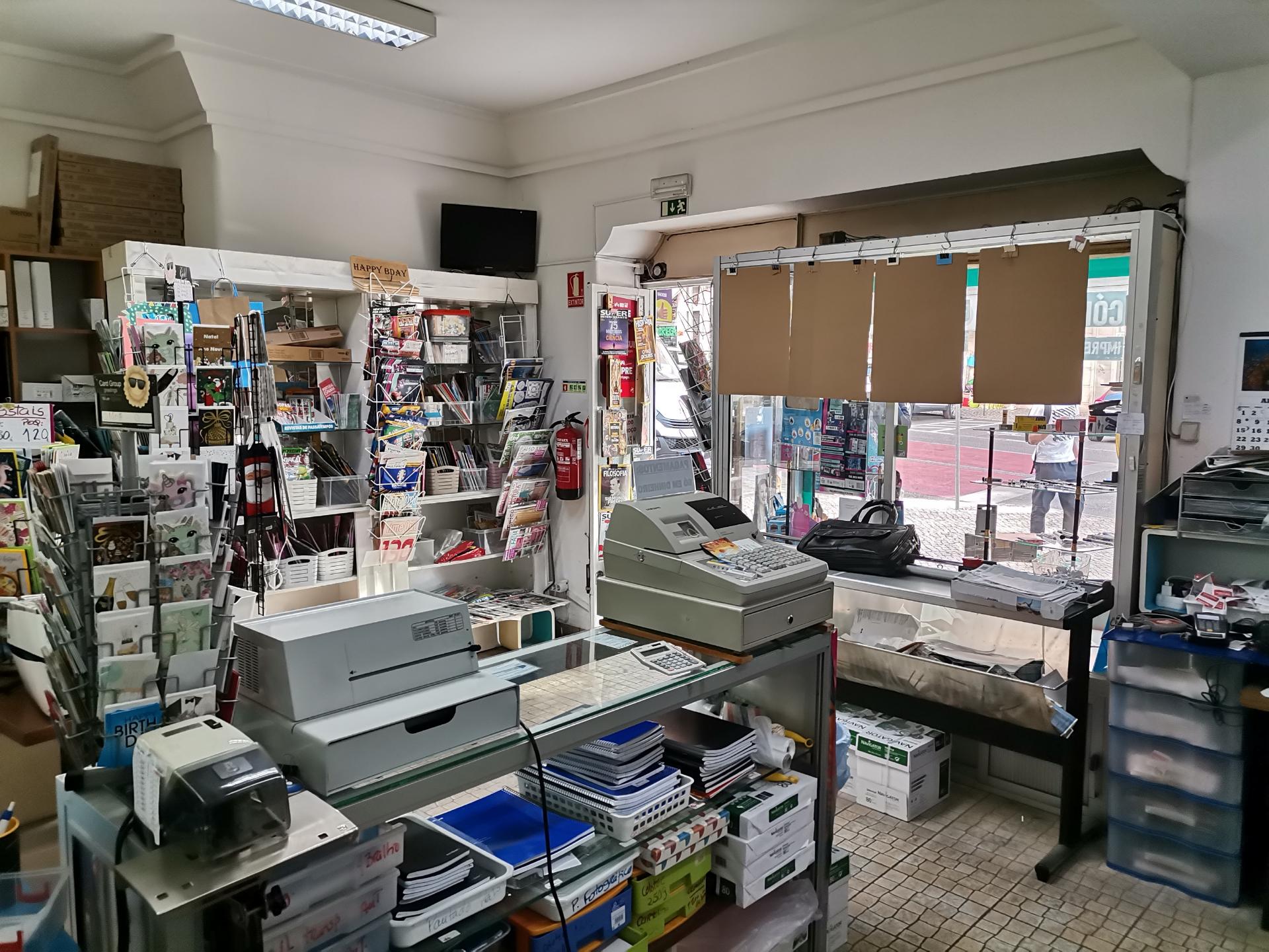 Papelaria, Tabacaria, em funcionamento, local passagem, transportes