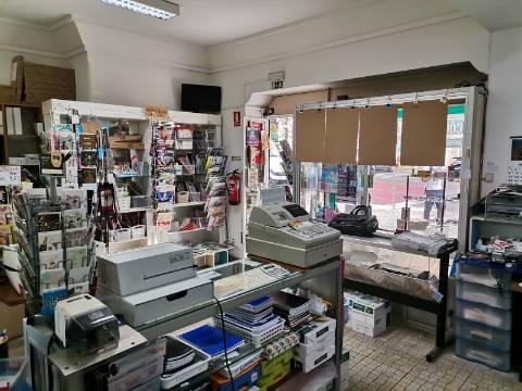 Papelaria, Tabacaria, em funcionamento, local passagem, transportes