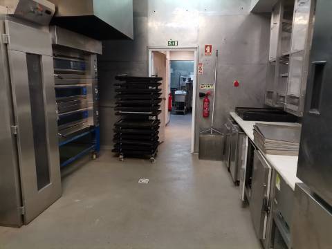 LOJA c/ Restaurante, Pastelaria c/Fábrica, Cafetaria, Equipada, Pronto a Funcionar
