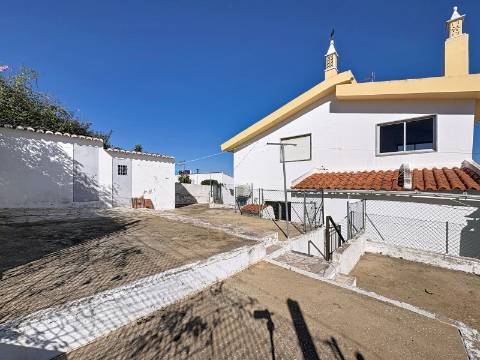 Moradia Ampla com Grande Potencial no Coração do Algoz