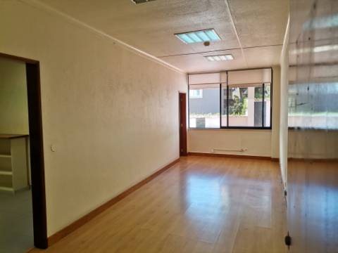 Escritório c/luz natural, próximo Av Liberdade, parqueamento, terraço