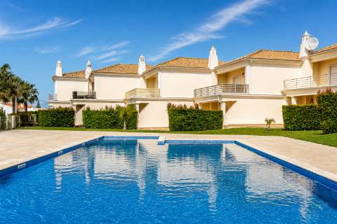 Moradia em banda V4 com amplos terraços e deslumbrante vista mar