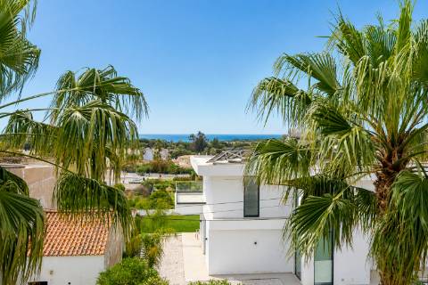Moradia em banda V4 com amplos terraços e deslumbrante vista mar