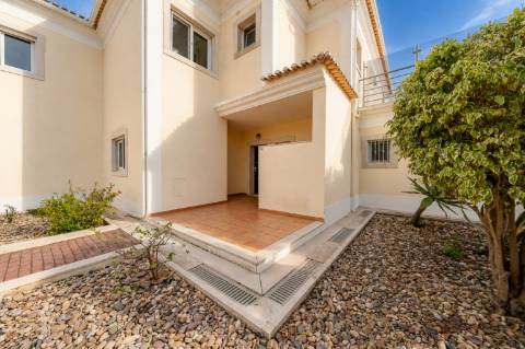 Moradia em banda V4 com amplos terraços e deslumbrante vista mar