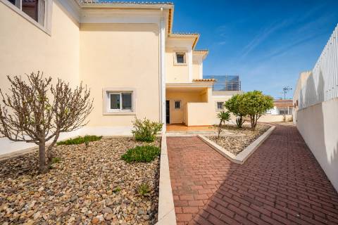 Moradia em banda V4 com amplos terraços e deslumbrante vista mar
