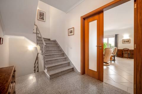 Moradia em banda V4 com amplos terraços e deslumbrante vista mar