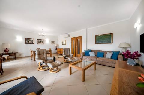 Moradia em banda V4 com amplos terraços e deslumbrante vista mar