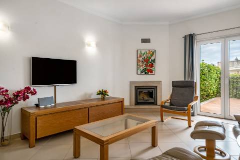 Moradia em banda V4 com amplos terraços e deslumbrante vista mar